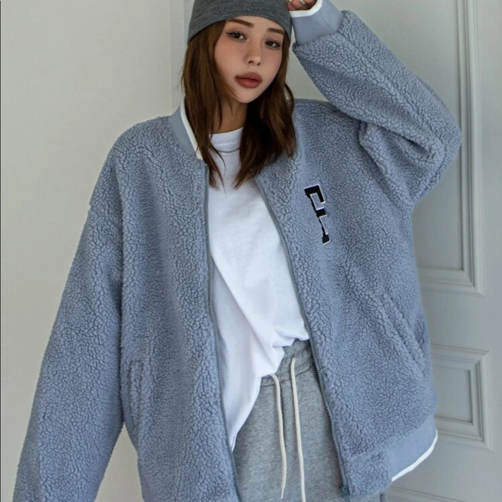 Letter patched drop shoulder teddy bomber jacket